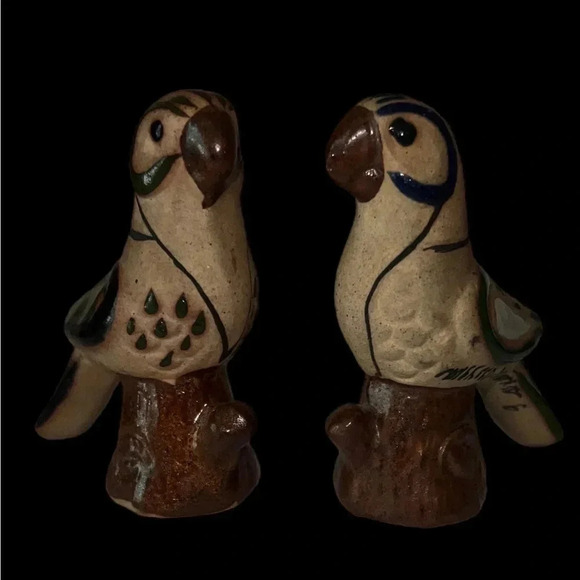 2 Piece Set Vintage Made in Mexico parrot Sandstone Birds Signed by Vicman - Picture 1 of 12